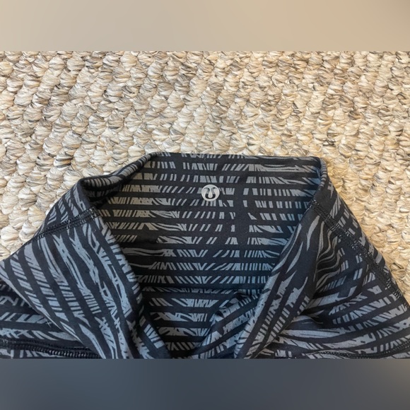 lululemon stripped capri legging size 0 - Picture 4 of 4